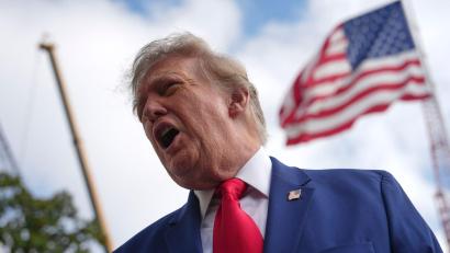 Bild: Julia Demaree Nikhinson/AP/dpa
Trump will eigenen Aussagen zufolge nicht für die Drosselung des Satelliteninternets in der Ukraine verantwortlich gewesen sein.