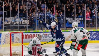 Bild: Werner Moller
Michael Regush (Mitte) bejubelt seinen Treffer zum zwischenzeitlichen 5:3 für die Blue Devils Weiden gegen die Starbulls Rosenheim.