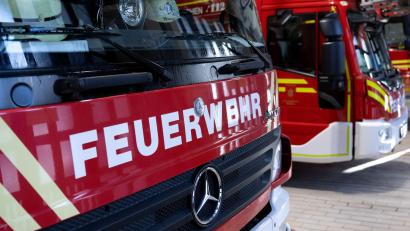 Bild: Sven Hoppe/dpa
Die Feuerwehr löscht den Brand. (Symbolbild)