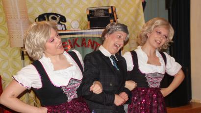 Bild: Konrad Rosner
Maria und Margot Hellwig mit Karl Moik auf der Bühne des Musikantenstadls im Pfarrheim Waldershof.