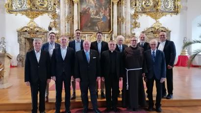 Bild: Michael Koller Junior
400 Jahre MMC Amberg: Führung, Konsilium und Konsultoren sind zugleich die Organisatoren des Festjahres 2026 (vorne, von links) Assistent Gerhard Meier, Assistent Christoph Halmich, Präfekt Michael Koller, Zentralpräses Stadtpfarrer Markus Brunner, Vizepräses Wallfahrtsrektor Pater Seraphin Bartosz Broniowski, Ehrensodale Franz Meier, sowie (hinten, von links) Schatzmeister Stefan Ströhl, Schriftführer Oliver Weiß, Konsultoren Uli Hübner, Erhard Hirmer, Ewald Gebhard und Wolfgang Gerl.