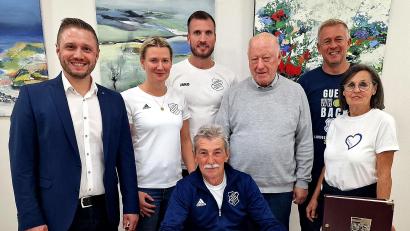 Bild: Reinhard Kreuzer
In das Goldene Buch der Gemeinde Schirmitz durften sich die erfolgreichen Sportler und Sportlerinnen eintragen. Von links: Bürgermeister Ernst Lenk, Caro Forster (Damenmannschaftsführerin), Dominik Forster (Herren 30), 1. Vorsitzender der SpVgg Schirmitz Siegfried Pautsch, Markus Krapf (Herren 40), Brigitte Käs (Damen 50). Vorne: Tennisabteilungsleiter Ferdinand Grieger.