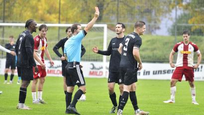 Bild: Hubert Ziegler
Rote Karte für Geburtstagskind Fabian Vogl (rechts) von der DJK Gebenbach nach Foulspiel.
