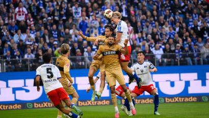 Bild: Gregor Fischer/dpa
Hamburgs Sebastiaan Bornauw köpft den Ball auf das Tor.