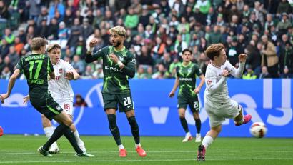 Bild: Swen Pförtner/dpa
Wolfsburgs Alexander Bernhardsson (Nr. 17) erzielt nach 34 Sekunden das bislang schnellste Tor der Zweitliga-Saison.