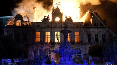 Bild: Pascal Lachenaud/AFP/dpa
Das historische Rathaus von Limoges wurde durch einen von Randalierern gelegten Brand weitgehend zerstört.