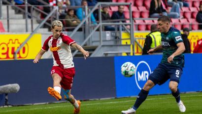 Bild: Sascha Janne
Für Sascha Hingerl (links) und den SSV Jahn reichte es gegen Wehen-Wiesbaden nur zu einem 0:0.