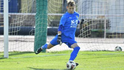 Archivbild: Hubert Ziegler
Die Null steht weiterhin: Nach dem 0:0 im Nachholspiel gegen den FC Dingolfing hielt Lukas Peterson auch in Passau seinen Kasten sauber.