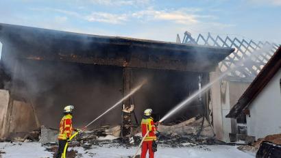 Bild: Kreisbrandinspektion Amberg-Sulzbach
In Bachetsfeld (Illschwang) sind am Freitagabend zwei Nutzgebäude abgebrannt. Rund 80 Feuerwehrleute waren im Einsatz.