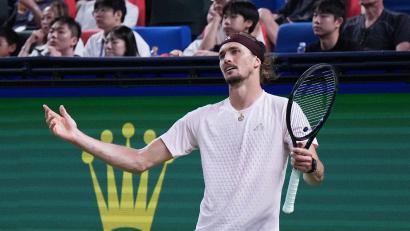 Bild: Andy Wong/AP/dpa
Alexander Zverev verpasst das Finale von Shanghai.