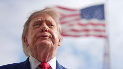 Bild: Julia Demaree Nikhinson/AP/dpa
US-Präsident Trump hat neue Zölle gegen Russland vorerst auf Eis gelegt.