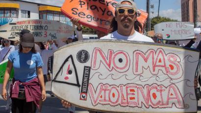 Bild: Karen Castaneda/AP/dpa
Nach dem Verschwinden der drei Ausländer hatten Surfer gegen die Kriminalität in Baja California protestiert. (Archivbild)