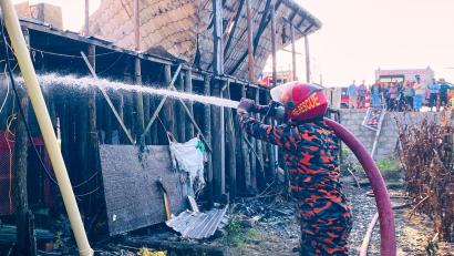 Bild: Shamimul Islam Faisal/AP/dpa
Im Südosten Bangladeschs ist eine Hotelanlage in Flammen aufgegangen.