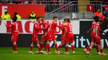 Bild: Thomas Frey/dpa
Kaiserslautern bejubelt den Heimsieg gegen Bochum.