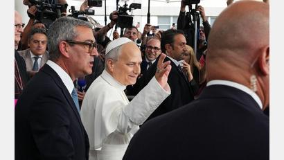 Bild: Alessandra Tarantino/AP/dpa
Der Papst hat nach seiner Krebsoperation das Krankenhaus in Rom wieder verlassen können.