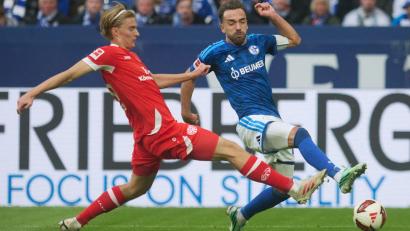 Bild: Bernd Thissen/dpa
Schalke-Kapitän Kenan Karaman fand nach dem 0:1 gegen Mainz deutliche Worte.