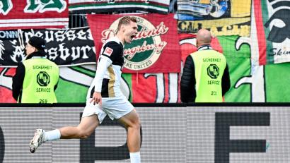 Bild: Uwe Anspach/dpa
Torschütze Lasse Günther jubelt nach dem 2:0.