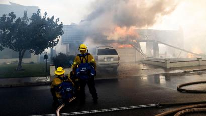 Bild: Paul Bersebach/The Orange County Register/AP/dpa
Die Flammen haben mehrere Häuser zerstört oder beschädigt.