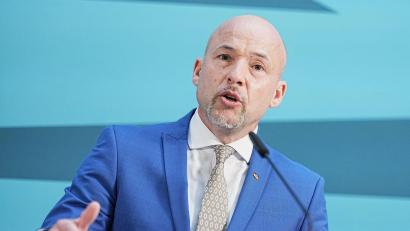 Bild: Michael Kappeler/dpa
Hoffmann sieht in der Eingliederung von Politikern in die gesetzliche Rente nicht die Lösung. (Archivbild)