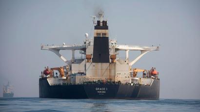 Bild: Marcos Moreno/AP/dpa
Iranischen Angaben zufolge ist ein Supertanker in der Straße von Hormus auf eine Seemine aufgefahren. (Symbolbild)