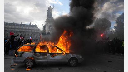 Bild: Thibault Camus/AP/dpa
Brennendes Auto am landesweiten Protesttag auf der Place de la République in Paris.