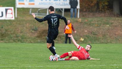 Bild: Hannah Dirscherl
Zu harmlos: Andrej Dauer (rechts) und der SV Inter Bergsteig gehen gegen die Sportfreunde Ursulapoppenricht deutlich mit 0:8 unter.