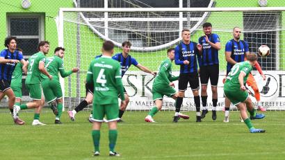 Bild: Gerhard Büttner
Dieser Freistoß für den TSV Nördlingen brachte nichts ein. Die SpVgg SV Weiden und der Tabellenvorletzte trennten sich leistungsgerecht 1:1.