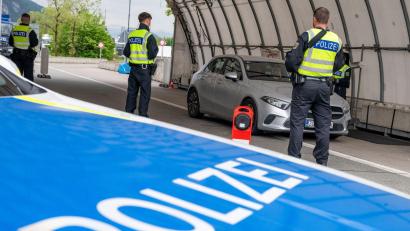 Bild: Peter Kneffel/dpa
Die Bundespolizei kontrolliert seit einiger verstärkt auch an den bayerischen Außengrenzen. (Archivbild)