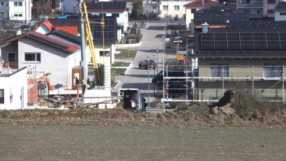 Bild: Rudolf Hirsch
Das Stullner Baugebiet "Wiesenweg II": Hier sind alle Grundstücke bebaut. Nun erweitert die Gemeinde die Siedlung jenseits des Erdwalls. Am Hang entsteht das Baugebiet "Wiesenweg III" mit elf Parzellen.