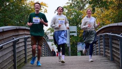 Bild: Helmut Kunz
Paul Soderer, Julia Schraml und Antonia Wechsler liefen beim ersten Weidener Kirchweih-Trachten-Fun-Lauf der DJK Weiden mit.