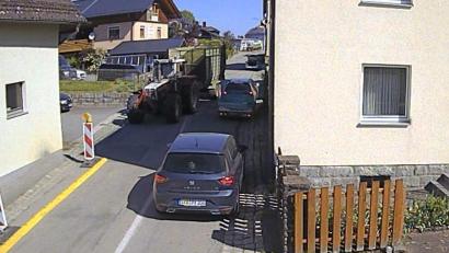 Bild: Christian Faderl
Bei einem Fahrversuch zum geplanten Gehweg in der Bahnhofstraße in Winklarn ging es um diese Engstelle..
