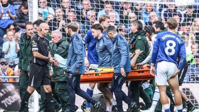 Bild: Alfie Cosgrove/News Images via ZUMA Press Wire/dpa
Martínez und Branthwaite stießen beim Premier League Spiel mit den Köpfen zusammen und sackten zu Boden.