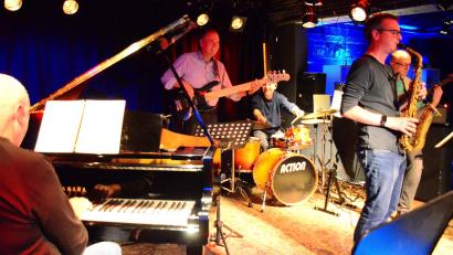 Bild: Helmut Kunz
Zweimal im Jahr treffen sich im „Bistrot Paris“ in Weiden Musiker unterschiedlichen Alters, um gemeinsam Jazz zu spielen.