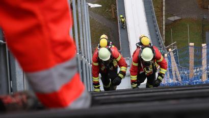 Bild: Davor Knappmeyer/dpa
Bei einem Schanzenlauf der Feuerwehr in Oberstdorf ist ein Teilnehmer gestorben. (Symbolbild)