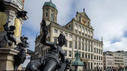 Bild: Stefan Puchner/dpa
Im Augsburger Rathaus ist die Haushaltslage besonders dramatisch. Aber die Stadt ist beim Thema kommunale Geldnot schon lange kein Einzelfall mehr. (Symbolbild)