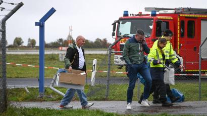 Bild: Heiko Rebsch/dpa
Nachdem ein Zaun am Flughafen Leipzig/Halle stark beschädigt wurde, ermittelt die Polizei in alle Richtungen.