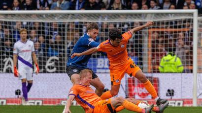 Bild: David Ebener/dpa
Das Duell Bielefeld gegen Osnabrück war umkämpft.