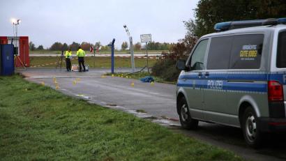 Bild: Tobias Junghannß/dpa
Die Polizei war auch nach Tagesanbruch am Ort des Geschehens.