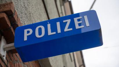 Symbolbild: Peter Kneffel/dpa
Ein Schild hängt am Eingang zu einer Polizeiinspektion. (zu dpa: „Mit Gewalt in Bankfiliale – Nebel stoppt 28-Jährigen“)