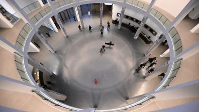 Bild: Felix Hörhager/dpa
Besucher der Langen Nacht der Münchner Museen gehen durch die Rotunde der Pinakothek der Moderne.