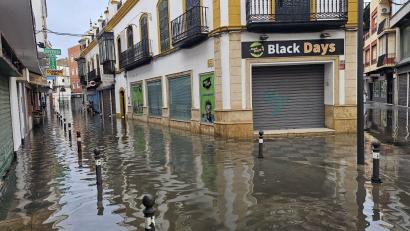 Bild: Nono Rico / Europa Press/EUROPA PRESS/dpa
In der Stadt Algeciras setzte das Sturmtief „Adam“ viele Straßen unter Wasser.