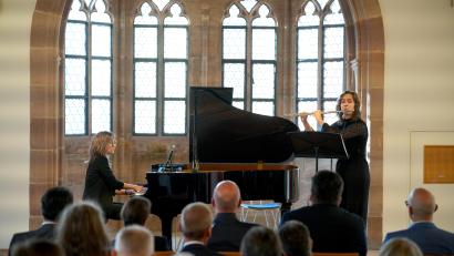 Bild: gac
Susanne Hiltl (Querflöte) und Lisa Milyukova (Klavier) stimmten die Gäste mit dem romantischen Flötenkonzert op. 283 von Carl Reinecke ein.