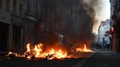Bild: Emma Da Silva/AP/dpa
Erneut kommt es in Paris zu Zusammenstößen zwischen Randalierern und der Polizei.