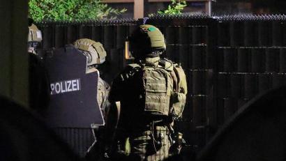 Bild: Christoph Reichwein/dpa
Nach einer Todesdrohung gegen seine ehemalige Lebensgefährtin nimmt ein Spezialeinsatzkommando einen 55-Jährigen in Erlangen fest. In seiner Wohnung findet die Polizei eine Axt und eine Schreckschusspistole. (Symbolbild)