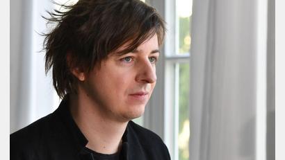 Bild: Jens Kalaene/dpa-Zentralbild/dpa
Jazzpianist Michael Wollny auf einem Foto aus dem Jahr 2018. (Archivbild)