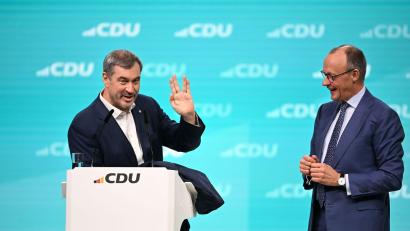 Bild: Katharina Kausche/dpa
CSU-Chef Söder und Kanzler Merz (r) werden auf dem CSU-Parteitag versuchen, für neues Vertrauen der Unionsanhänger in die Arbeit der Bundesregierung zu werben. (Archivbild)