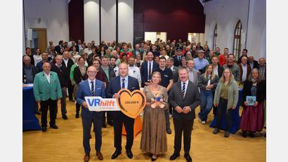 Bild: Richard Braun
Die VR-Bank Mittlere Oberpfalz konnte 130 Vereine und Institutionen aus der Region mit der Gewinnsumme von 130.000 Euro aus dem VR-Gewinnsparen unterstützen. Vertreter der VR-Bank und der begünstigten Vereine trafen sich dazu im Jugendwerk Nabburg.