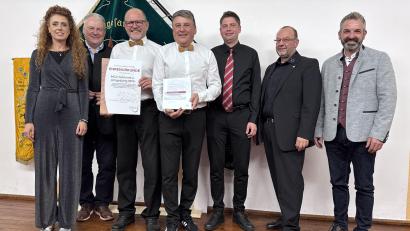 Bild: ero
Chorleiterin Jana Müller (von links), Landrat Richard Reisinger, zweiter Vorstand Roland Fillep, erster Vorstand Jochen Kellner-Bodendörfer, Kevin Pickel (Sängerkreis Hersbruck), Wolfram Brüggemann (Fränkischer Sängerbund) und Bürgermeister Elmar Halk gratulierten und überreichten Geschenke und Urkunden zum 150-jährigen Bestehen des Männergesangsvereins Fürnried.