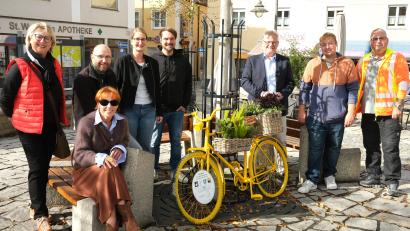 Bild: Rudolf Hirsch
Sie unterstützen die Aktion "bunte Fahrräder in der grünen Schwandorfer Innenstadt" (von links): Christine Baringer, Elisabeth Hirzinger, Alexander Schwarzhuber, Christine Rester, Thomas Elgass, Oberbürgermeister Andreas Feller, Tobias Bergmann und Jürgen Liebl.