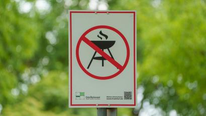 Bild: Andreas Arnold/dpa
Die Feuerwehr wird wegen einer starken Rauchentwicklung zu einem leerstehenden Gebäude gerufen. Drei Jugendliche hatten dort versucht, eine Grillparty zu veranstalten. (Symbolbild)
